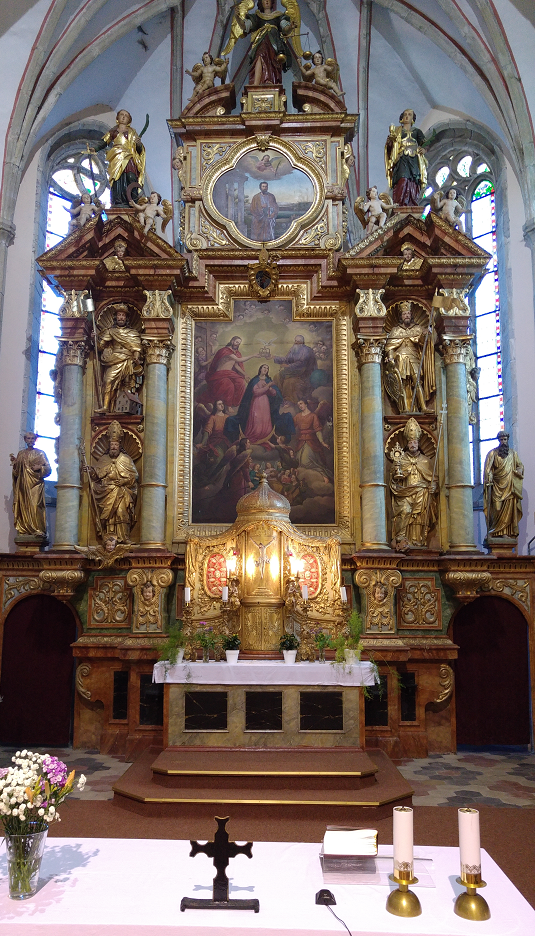 Hlavní oltář farního kostela sv. Bartoloměje ve Frymburku