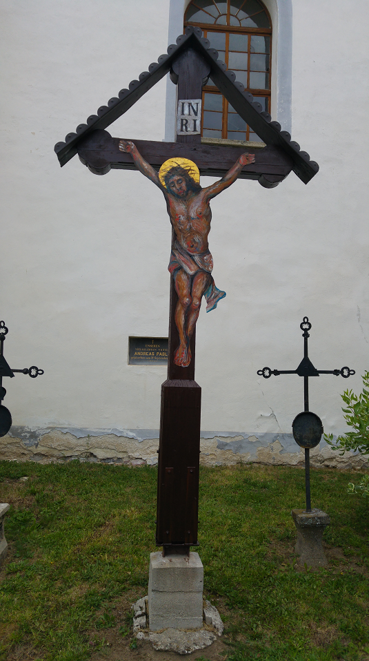 Velký misijní kříž s umělecky obnoveným korpusem ukřižovaného Ježíše Krista na plechu